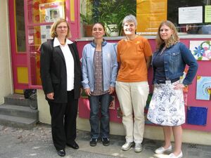 Angelika Schöttler, Ulrike Dietrich, Elisabeth Wagner und Marijke Höppner vor dem Cafe PINK